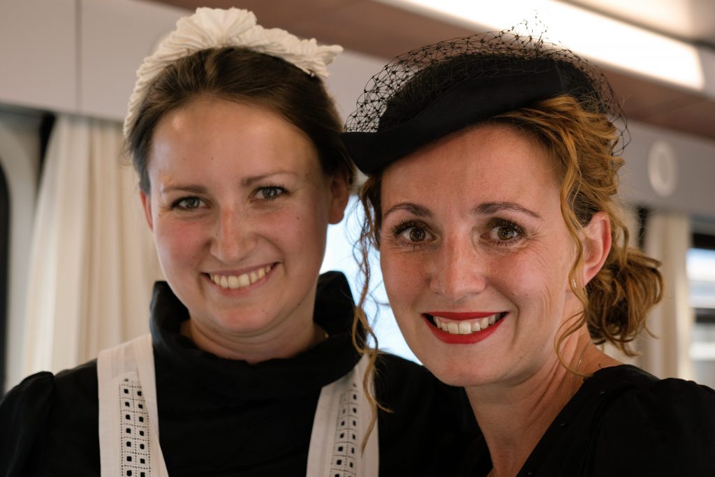 Zuzanna mit ihrer Kollegin aus der Personalabteilung auf der Party im Zug