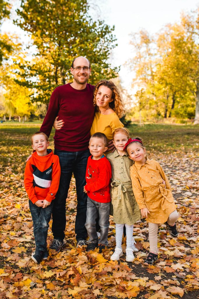 Zuzana mit ihrem Partner und Kindern